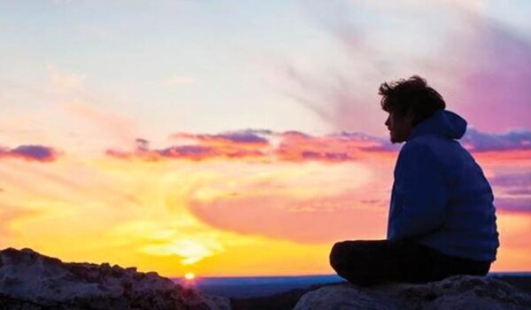 من الهاتف إلى التأمل.. عادات تحمي صحتك النفسية