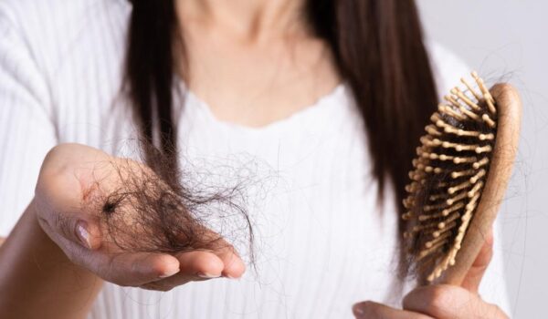 تساقط الشعر المستمر “تحذير مبكر” لاضطراب الغدة الدرقية