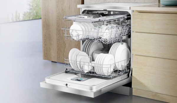 زوج يُحطم منزله بعد شراء زوجته غسالة أطباق دون موافقته