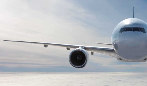 فيديو نال آلاف المشاهدات.. طيار يُفاجئ ابنته على متن الرحلة