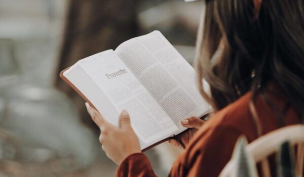 القراءة التقليدية تقلل التوتر وتحارب وهم الحقيقة