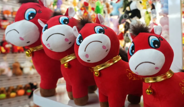 ابتسامة بالمقلوب.. خطأ خياطة يجعل “الحصان الباكي” الدمية الأكثر مبيعاً في الصين