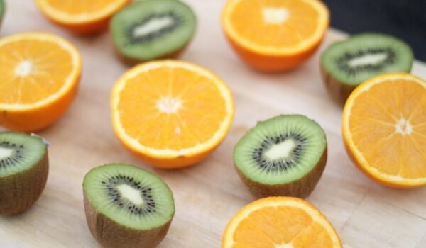 الكيوي والبرتقال.. أيهما أفضل للحصول على فيتامين  سي؟