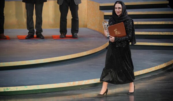 تتويج تاريخي لسلاف فواخرجي بـ«السيمرغ البلورية» كأفضل ممثلة عن فيلم «أرض الملائكة» وإهداء إنساني لغزة وسوريا ومصر
