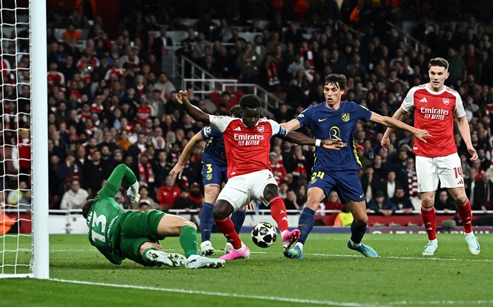 Soccer Football - UEFA Champions League - Semi Final - Second Leg - Arsenal v Atletico Madrid - Emirates Stadium, London, Britain - May 5, 2026 Arsenal's Bukayo Saka scores their first goal past Atletico Madrid's Jan Oblak REUTERS/Dylan Martinez     TPX IMAGES OF THE DAY