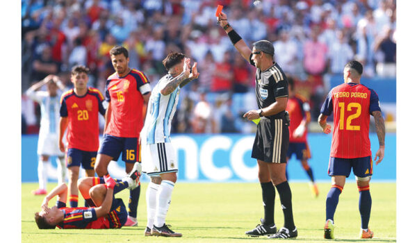 من بين الحكم النهائي سلافكو.. 19 حكماً لمونديال 2026 شاركوا في إدارة مباريات الدوري الإماراتي