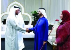 خلال اللقاء الإعلامي الرمضاني السنوي ..
محمد بن راشد: 
- "الإعلام البنّاء لا يقتصر دوره على نقل المعلومة والخبر .. بل يصنع الوعي ويحفّز الإبداع وينهض بالطاقات".
-"في عالم مليء بالمتغيرات.. يبقى الإعلام النزيه والمسؤول حجر زاوية في بناء المجتمعات وترسيخ مقومات استقرارها وعوامل ازدهارها".
- "الإعلام الملتزم بالكلمة الصادقة والمعلومة الدقيقة والرسالة الموضوعية هو مصدر إلهام للعقول لتبدع وتطوّر وتبني مستقبلاً يحمل الخير للناس".
سموّه دعا إلى إعداد صفوف جديدة من الكوادر الإعلامية الإماراتية القادرة على مواكبة التطور وتقديم نموذج إعلامي رائد ومنافس بمعايير عالمية.
 
 
 
دبي في 24 مارس/ وام/ أكد صاحب السمو الشيخ محمد بن راشد آل مكتوم نائب رئيس الدولة رئيس مجلس الوزراء حاكم دبي “رعاه الله”، أن الإعلام يشكل ركيزة أساسية في بناء المجتمعات المتحضرة، بما له من دور أصيل في مواكبة المستجدات والمتغيرات المحيطة ونقل صورة واضحة لها ونشر الوعي بين الناس بشأنها وتمكينهم من الإلمام بأبعادها، ما يسهم في تأكيد قدرة المجتمعات على التعامل بصورة إيجابية مع ما يحيطها من عوامل تؤثر في حاضرها ومستقبلها.
جاء ذلك خلال حضور سموّه، وإلى جانبه سموّ الشيخ أحمد بن محمد بن راشد آل مكتوم، النائب الثاني لحاكم دبي رئيس مجلس د
